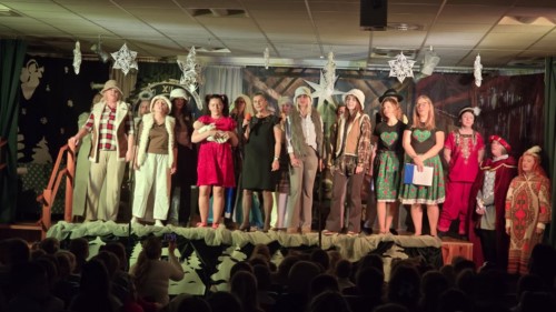 Na obrazku widać nauczycielki śpiewające pastorałkę.