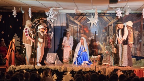 Na obrazku widac nauczycielki występujące na scenie.