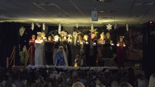 Na obrazku widać nauczycielki śpiewające pastorałkę.