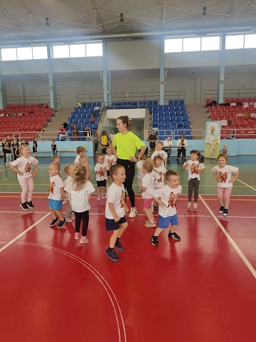na hali sportowej dzieci się rozgrzewają