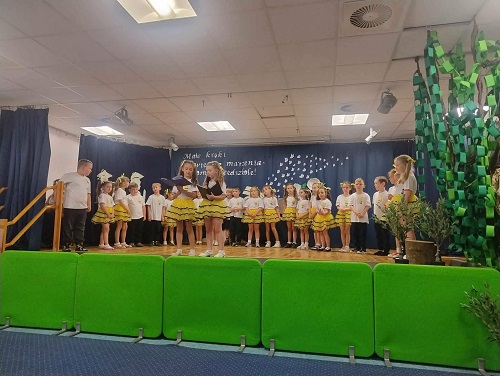 grupa pszczółki na scenie
