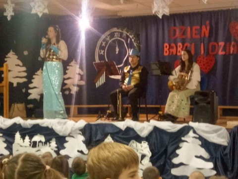 Na obrazku widac artystów występujących na scenie.