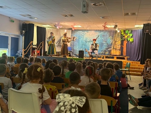 na scenie muzycy w strojach ludowych