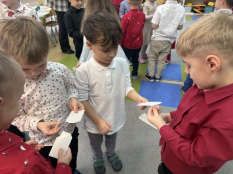 Na obrazku widaćdzieci składające sobie życzenia.