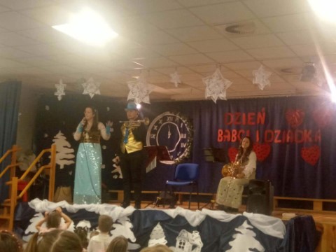 Na obrazku widac artystów występujących na scenie.