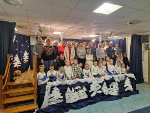 Na obrazku widać dziadków z wnukami.