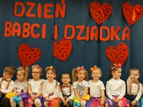 Na obrazku widac dzieci.