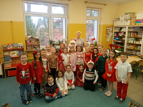 Zdjęcie przedstawia grupę dzieci w sali